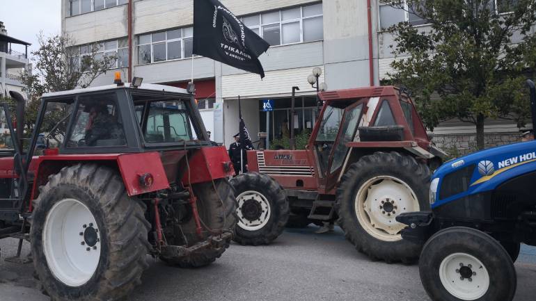 Τρίκαλα: Κινητοποίηση αγροτών στη ΔΕΗ